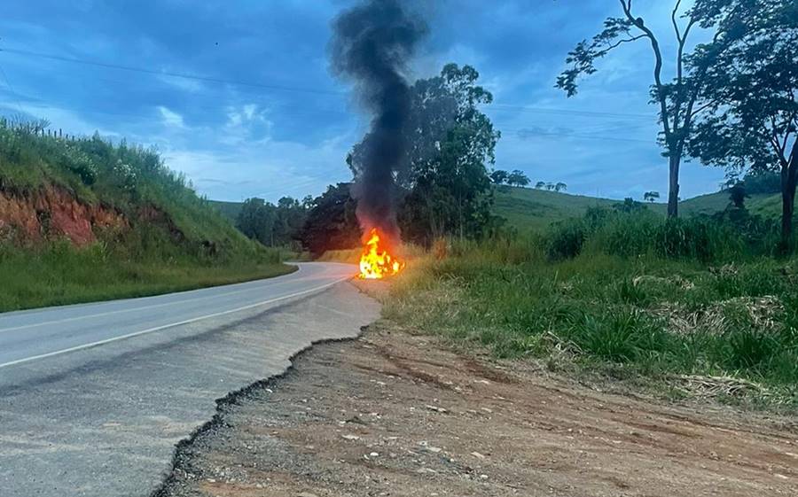 ‘Livramento’, diz ocupante de carro que pegou fogo na BR-120 em Leopoldina