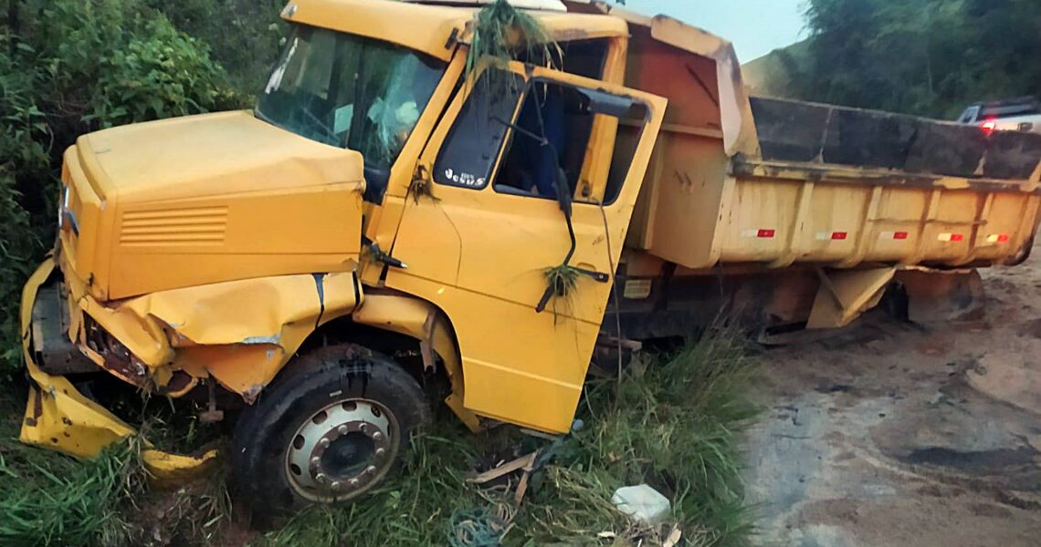 Caminhão tomba após eixo quebrar na BR-267 em Maripá de Minas