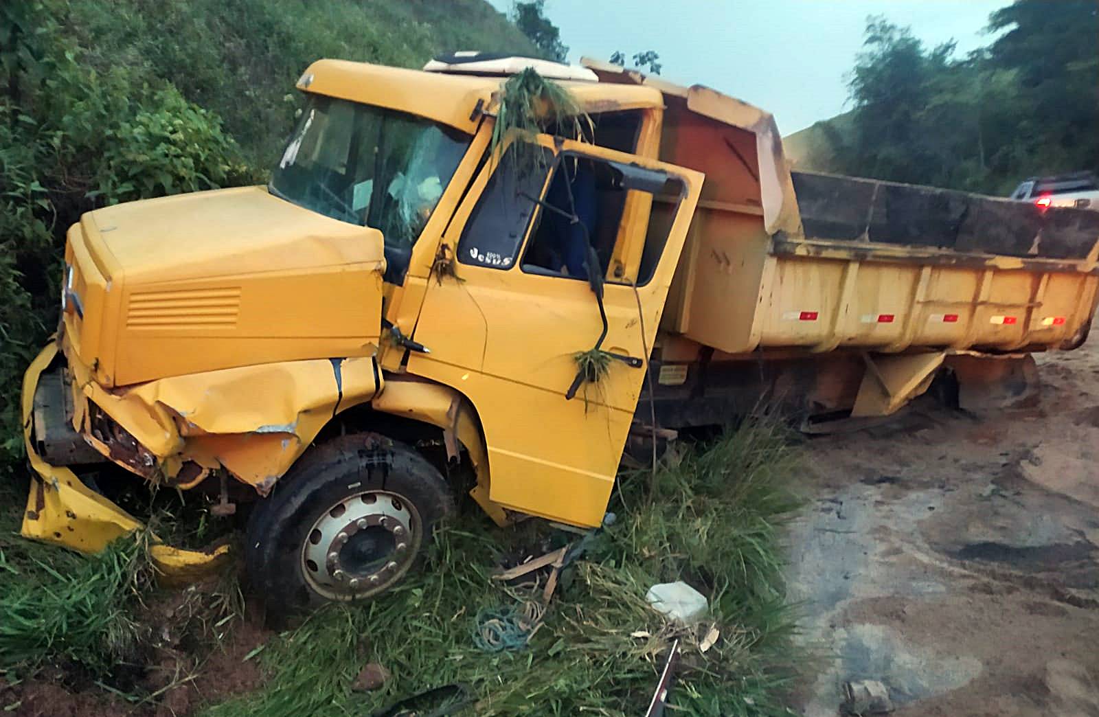 Caminhão tomba após eixo quebrar na BR-267 em Maripá de Minas