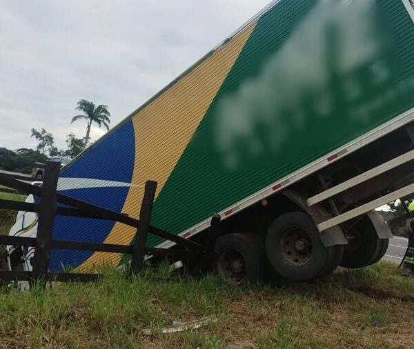 Ultrapassagem termina em acidente na BR-116 entre Leopoldina e Laranjal