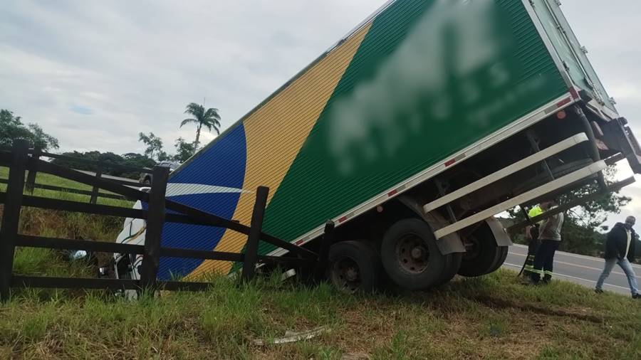 Ultrapassagem termina em acidente na BR-116 entre Leopoldina e Laranjal