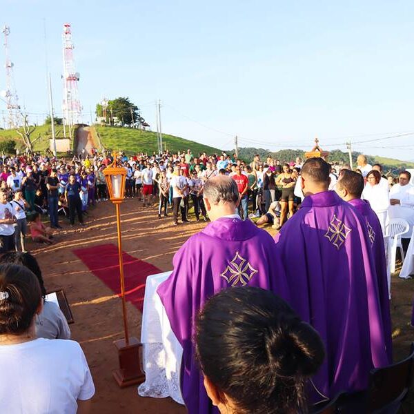 Fiéis fazem caminhada penitencial até o Morro do Cruzeiro em Leopoldina