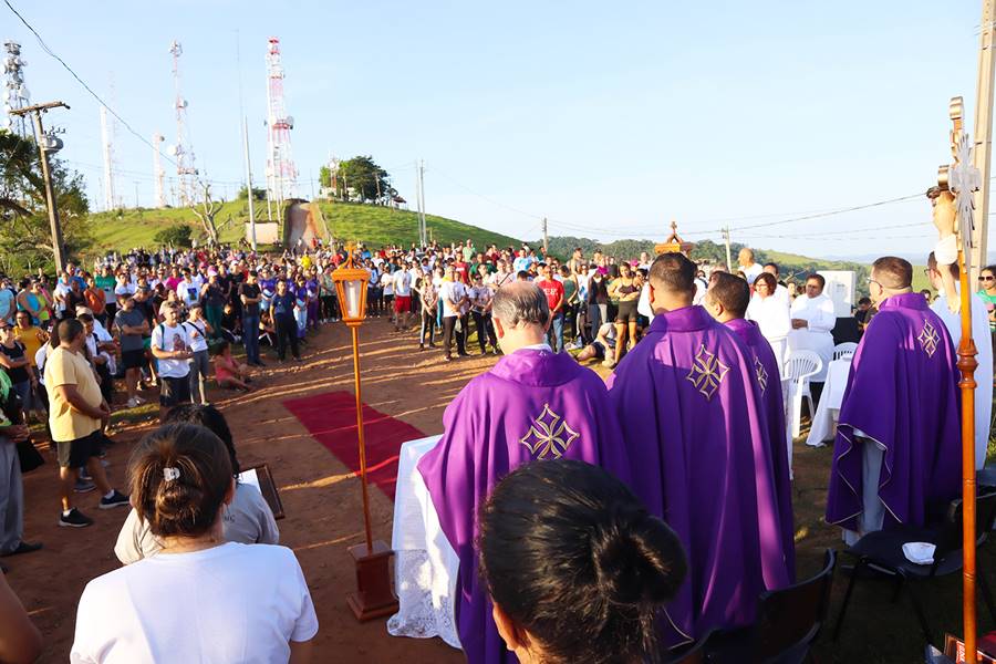 Fiéis fazem caminhada penitencial até o Morro do Cruzeiro em Leopoldina