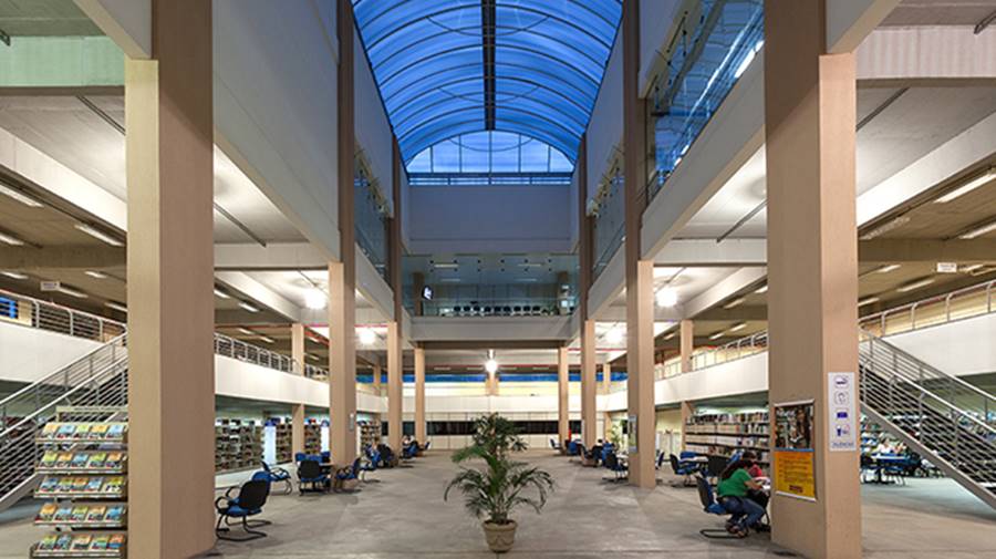 Polícia tenta identificar suspeito de invadir banheiro feminino de faculdade em Muriaé