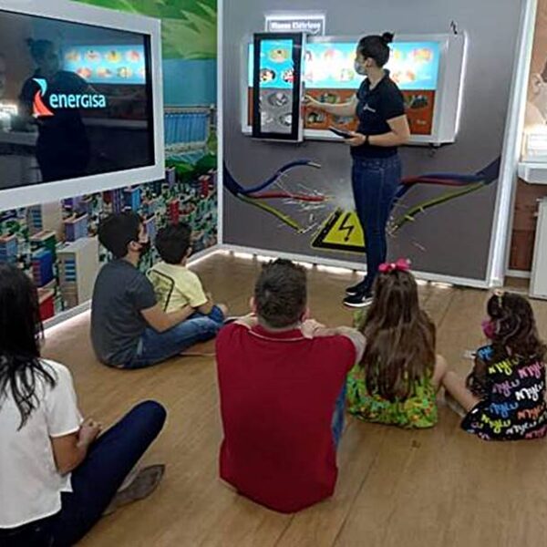 Nossa Energia dá início à programação 2024 com troca de lâmpadas, cadastro na Tarifa Social e palestras