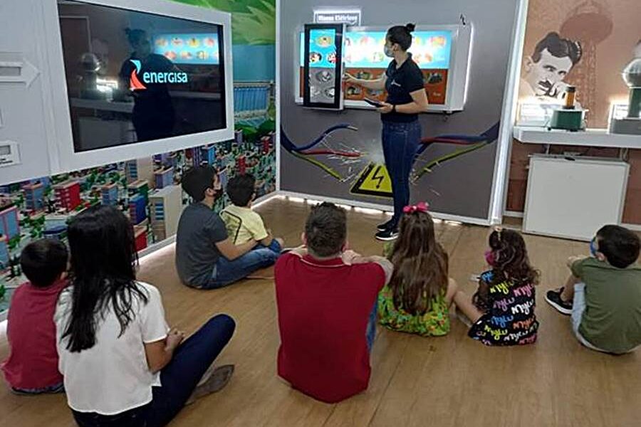 Nossa Energia dá início à programação 2024 com troca de lâmpadas, cadastro na Tarifa Social e palestras