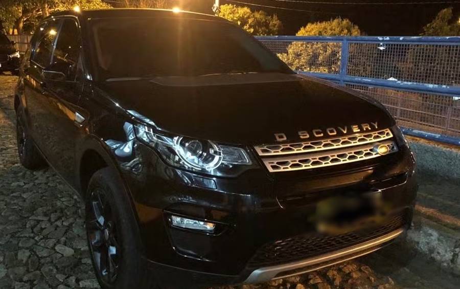Suspeito de integrar facção criminosa do RJ é preso com carros de luxo e pistola em Muriaé