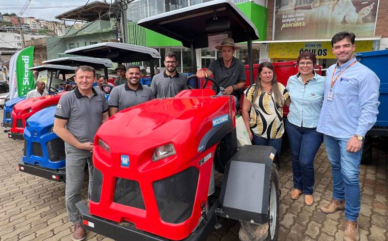 Sicredi entrega 6 tratores para produtores de café em Divino