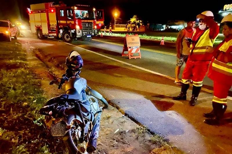 Motociclista é atingido por caminhão e carreta tomba na BR-116 em Muriaé