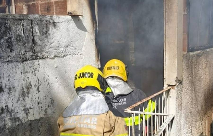Incêndio em terraço próximo de madeireira mobiliza Corpo de Bombeiros em Leopoldina