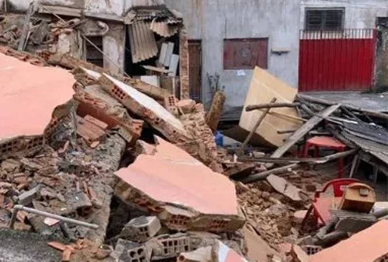 Parte de imóvel desaba no centro de Viçosa