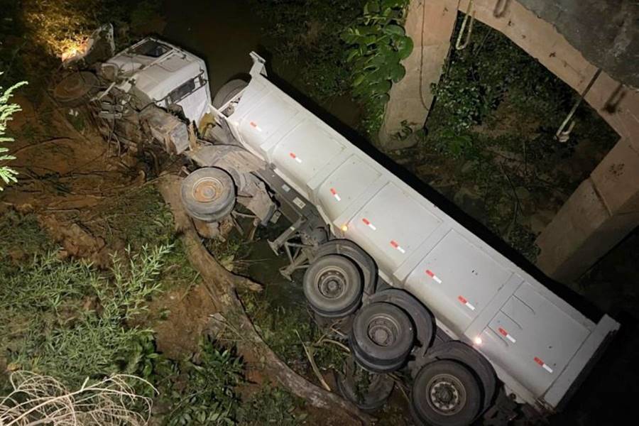 Motorista pula de carreta antes do veículo cair de ponte na BR-356 em Muriaé