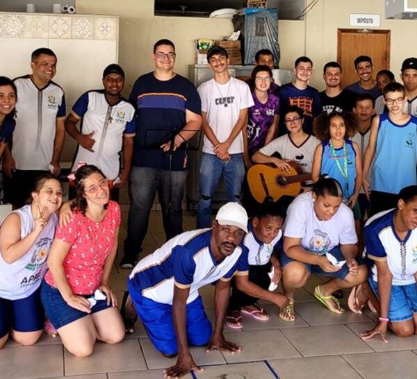 Alunos do CEFET levam brincadeiras, danças e músicas à Apae de Leopoldina