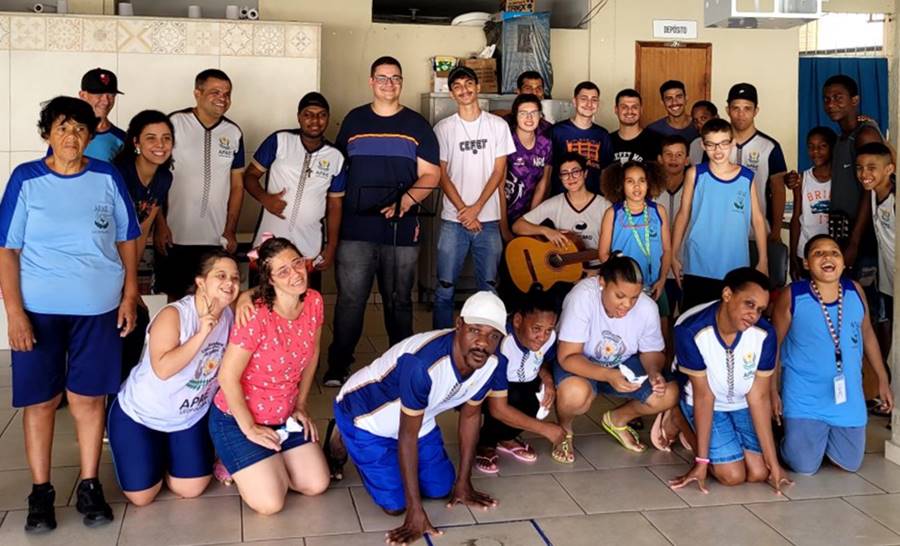 Alunos do CEFET levam brincadeiras, danças e músicas à Apae de Leopoldina