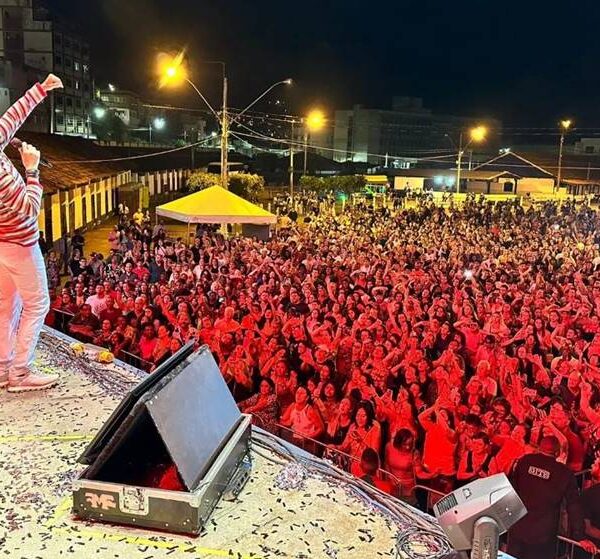 Público lota Parque de Exposições em show do padre Fábio de Melo em Leopoldina