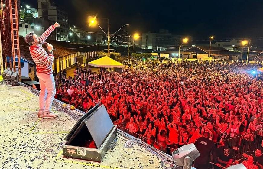 Público lota Parque de Exposições em show do padre Fábio de Melo em Leopoldina