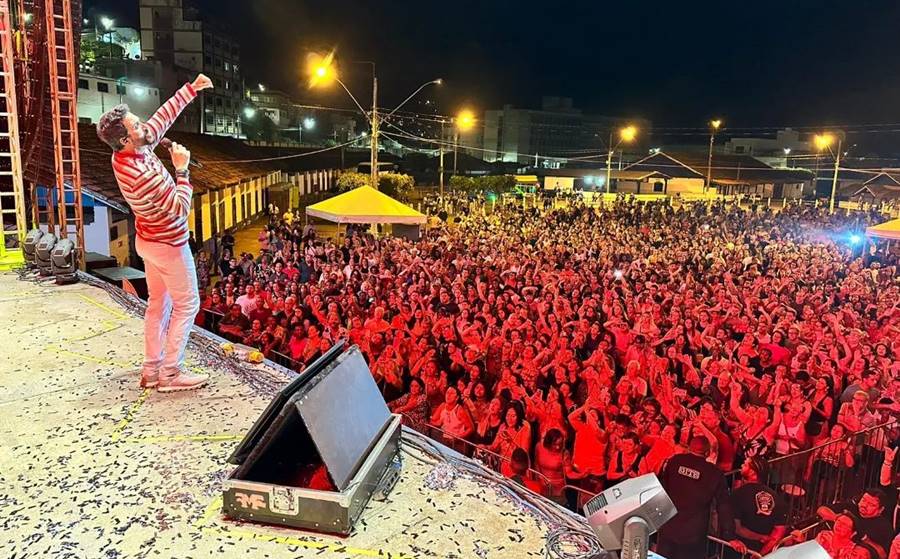 Público lota Parque de Exposições em show do padre Fábio de Melo em Leopoldina