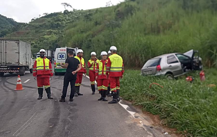 Uma pessoa morre após colisão entre carro e carreta na BR-116 em Além Paraíba