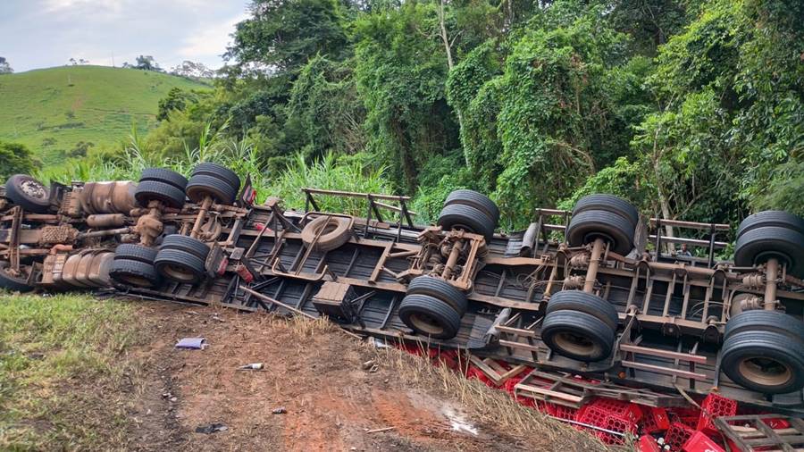 Carreta carregada de cervejas tomba na BR-116 e carga é saqueada em Leopoldina