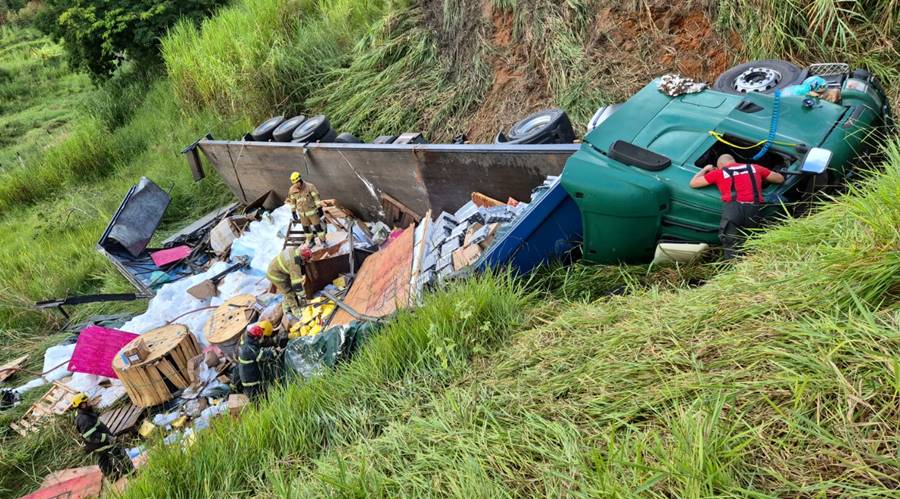 Carreta que transportava produtos químicos tomba na BR-116 em Muriaé