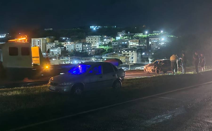 Carro atropela pedestre e é atingido por outro automóvel na BR-116 em Leopoldina