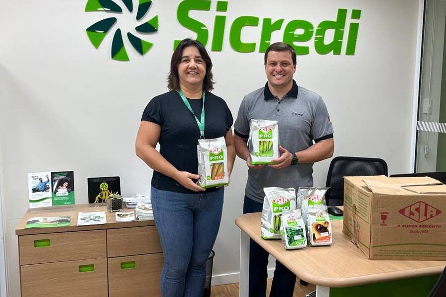 Emater em Argirita recebe sementes de hortaliças doadas pelo Sicredi para agricultura familiar