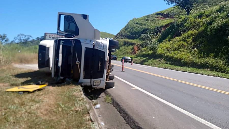 Carreta carregada com manga tomba na BR-116 entre Leopoldina e Além Paraíba