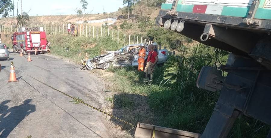 Acidente entre caminhão e carro deixa um morto em Piraúba