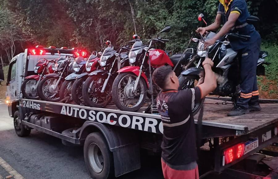 PM apreende 10 motocicletas após manobras perigosas em Além Paraíba