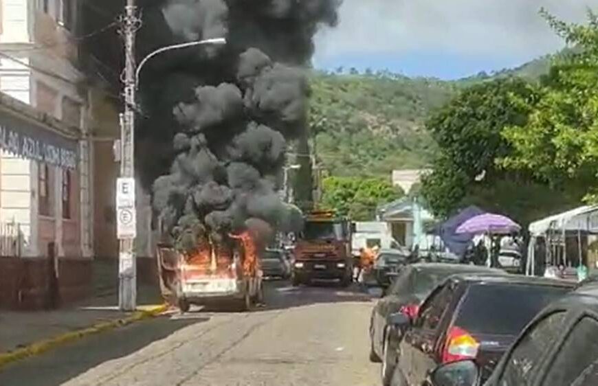 Ambulância pega fogo nas imediações da Praça Félix Martins em Leopoldina