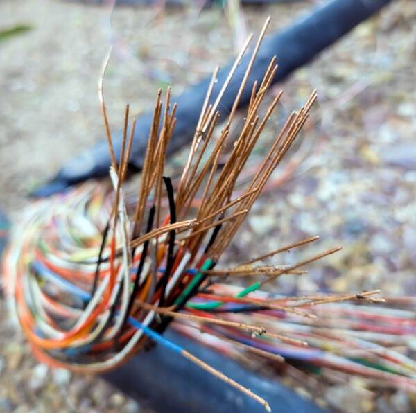 Criminosos furtam 70 metros de cabos de telefonia e internet em Leopoldina