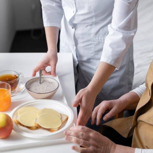 Quais são as funções de um cuidador de idoso: Papéis essenciais na assistência aos mais velhos!