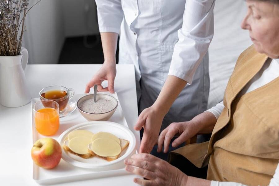 Quais são as funções de um cuidador de idoso: Papéis essenciais na assistência aos mais velhos!