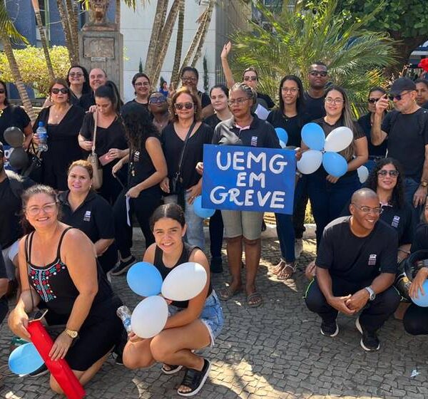 Passeata em Leopoldina chama atenção para greve da Universidade do Estado de Minas Gerais
