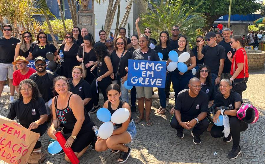 Passeata em Leopoldina chama atenção para greve da Universidade do Estado de Minas Gerais