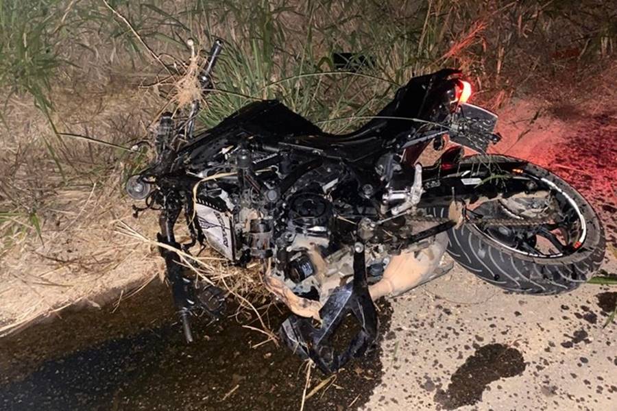 Colisão frontal entre moto e carro deixa motociclista ferido em Muriaé