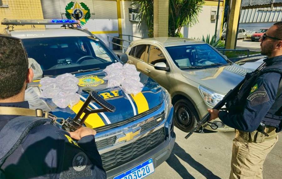 Motorista de carro que trazia 950 pinos de cocaína para Leopoldina é preso pela PRF