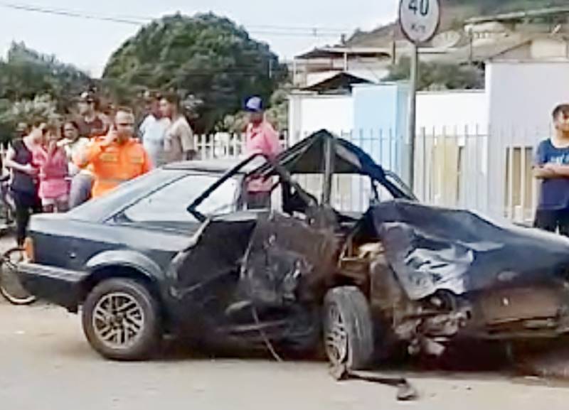 Carro bate em poste em Cataguases e idoso de 98 anos é arremessado para fora do veículo
