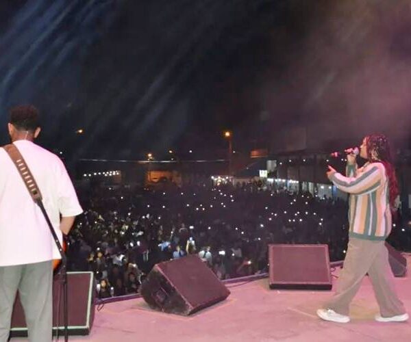 Centenas de pessoas prestigiam show da banda gospel Preto no Branco em Leopoldina