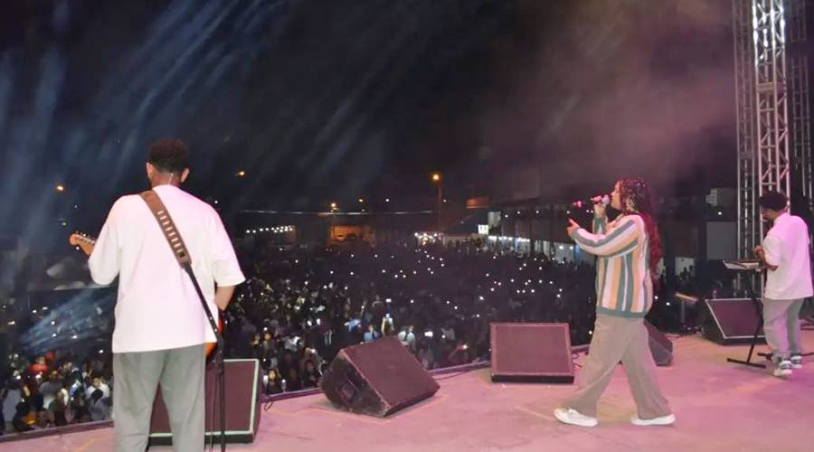 Centenas de pessoas prestigiam show da banda gospel Preto no Branco em Leopoldina