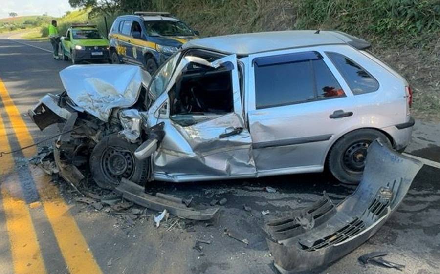 Acidente entre dois carros e uma moto deixa feridos na BR-116 em Leopoldina