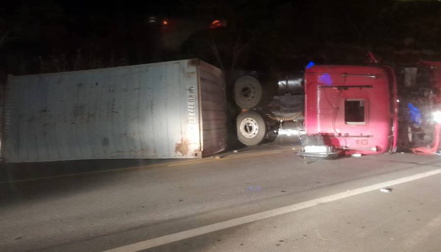 Carreta tomba e fica atravessada na BR-116 em Laranjal