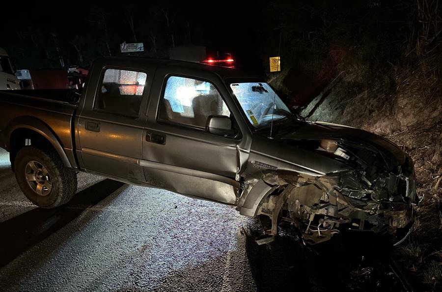 Ocupantes saem ilesos após colisão entre caminhonete e carreta na BR-116 em Leopoldina