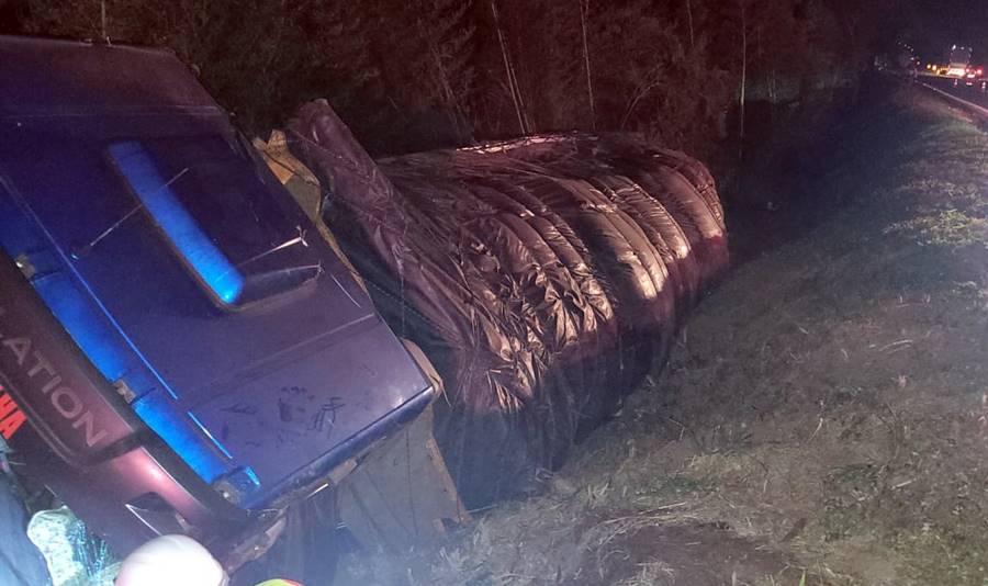 Caminhão bitruck carregado com farelo de trigo tomba na BR-116 em Leopoldina