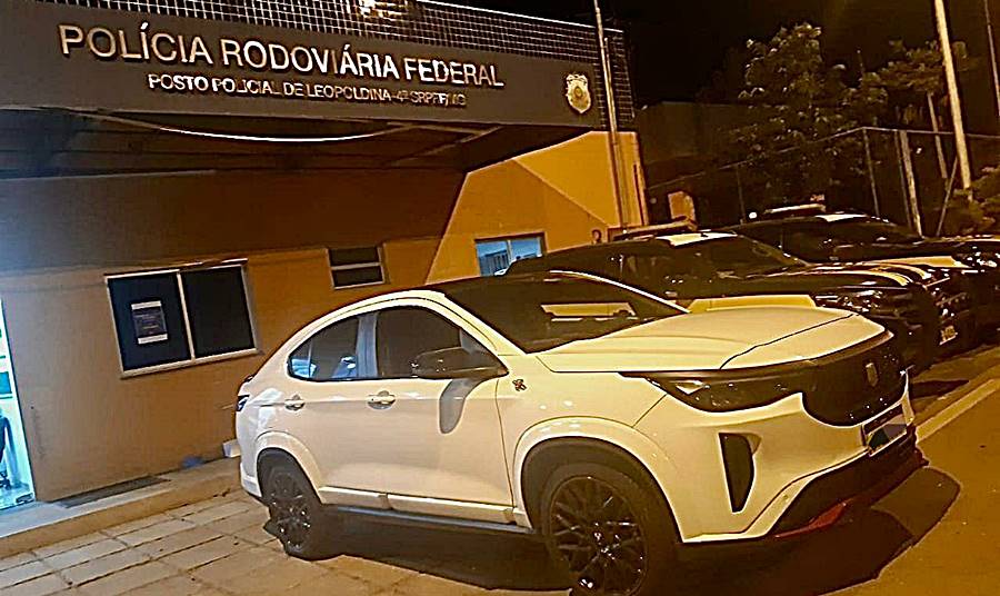 Fiscalização da PRF em Leopoldina recupera carro roubado no Rio de Janeiro