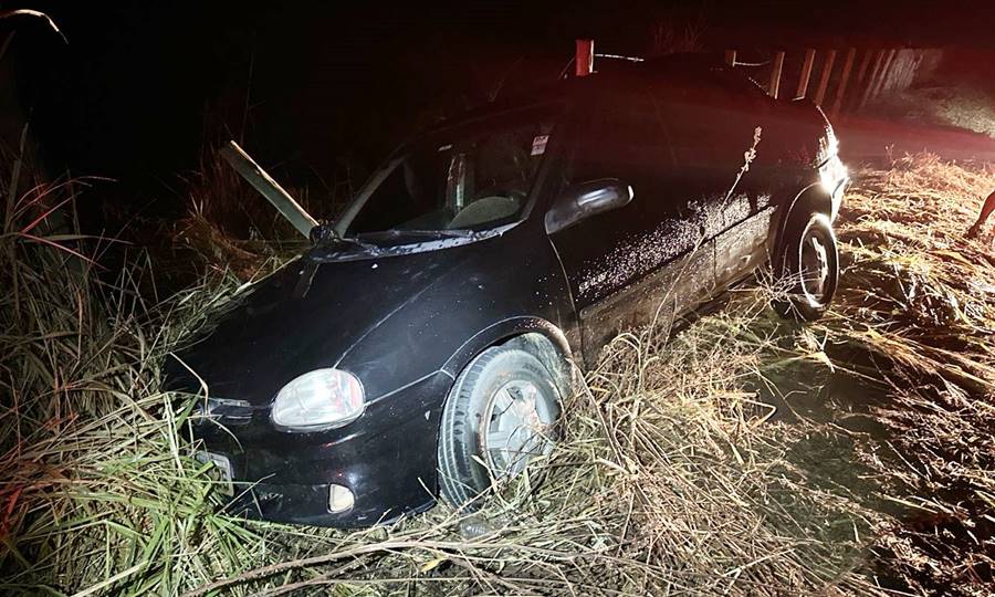 Condutor saí ileso após saída de pista para evitar colisão na BR-120 em Leopoldina