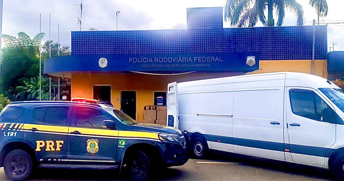 PRF de Leopoldina apreende quase dois milhões de cigarros sem nota fiscal
