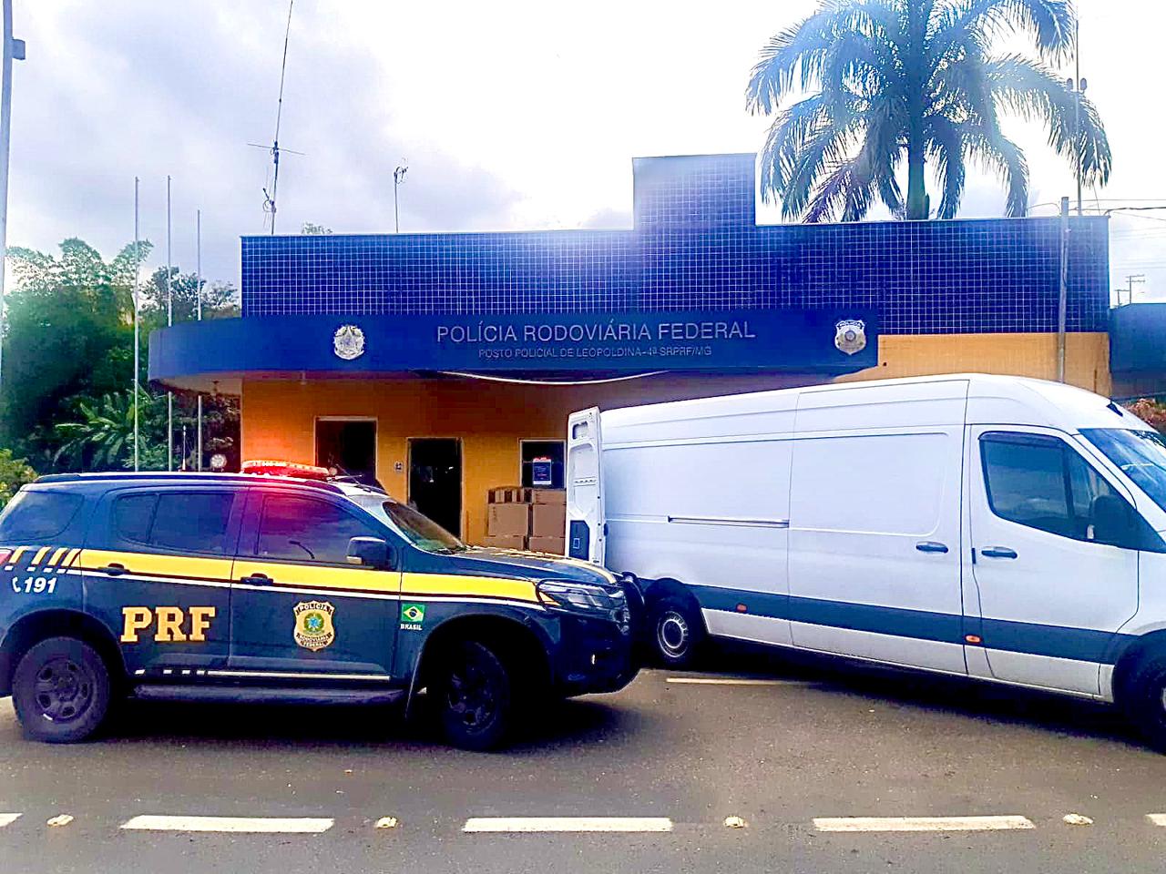 PRF de Leopoldina apreende quase dois milhões de cigarros sem nota fiscal