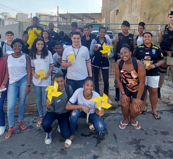 Estudantes participam de blitz educativa através de projeto do Polivalente em Leopoldina