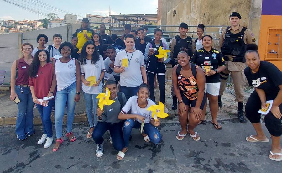 Estudantes participam de blitz educativa através de projeto do Polivalente em Leopoldina